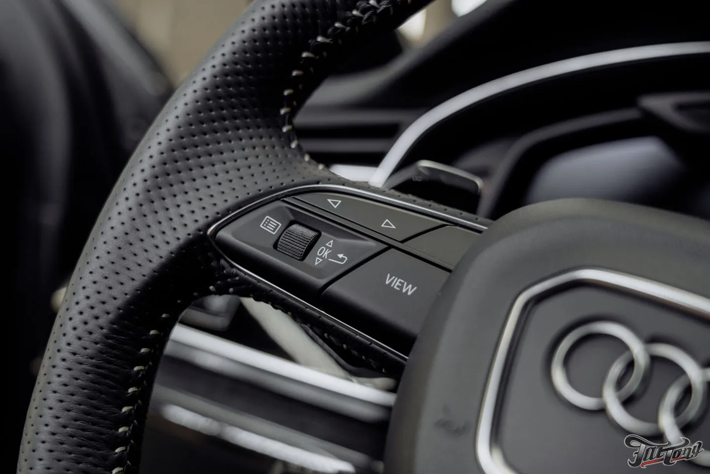 Отремонтировали бампера на Audi Q7, оклеили переднюю часть кузова полиуретаном, отполировали и покрыли керамикой кузов, провели химчистку салона и установили ремни безопасности с принтом